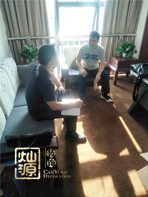 利来w66最给利装饰总经理和客户李总在交谈